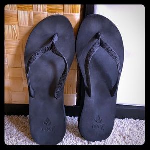 Like new black Reef flip flops
